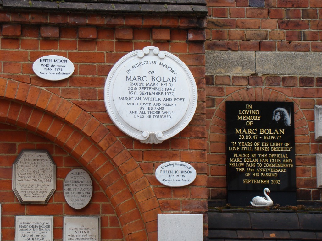 Who drummer Keith Moon + glam rocker Marc Bolan—Golders Green Crematorium